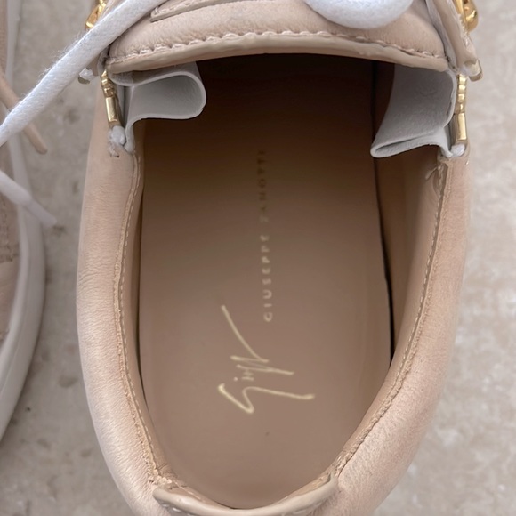 Giuseppe Zanotti size 39 iconic low top sneakers suede w side zippers-  like new - Picture 3 of 7